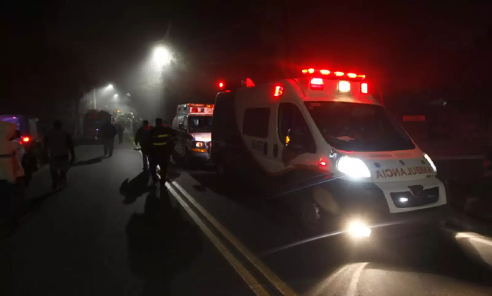 Las ambulancias acudieron al lugar del siniestro, en la primera cerrada de Monte de la Cruces, colonia Mina Vieja.