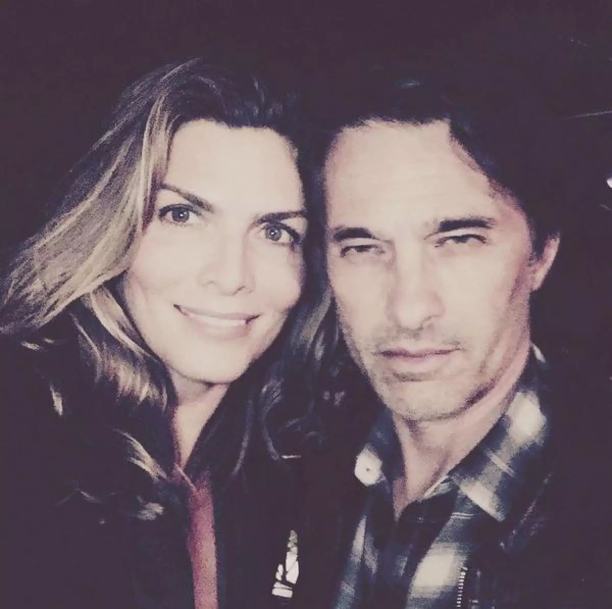 Montserrat Oliver junto a Oliver Martinez.