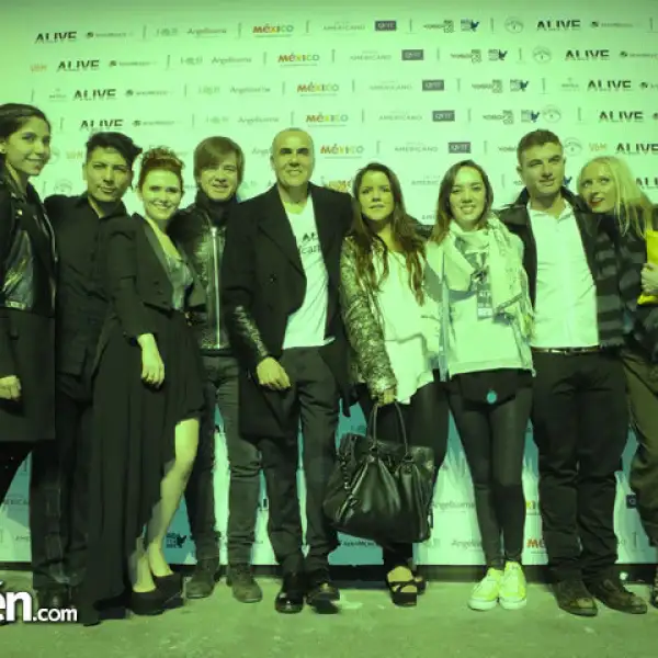 Ricardo Seco y todo su equipo de colaboradores al finalizar la presentación de `Alive´