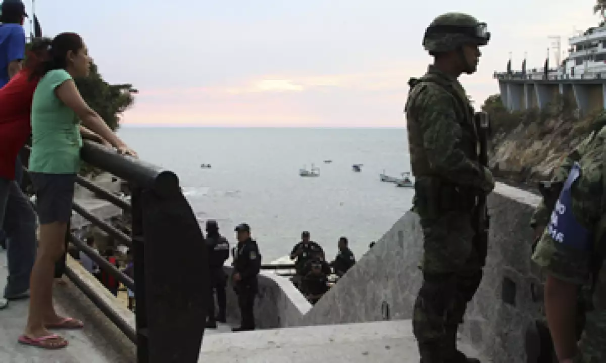 Fuerzas de los tres órdenes de gobierno reforzaron el operativo de seguridad en el puerto por la temporada vacacional. (Foto: Cuartoscuro )
