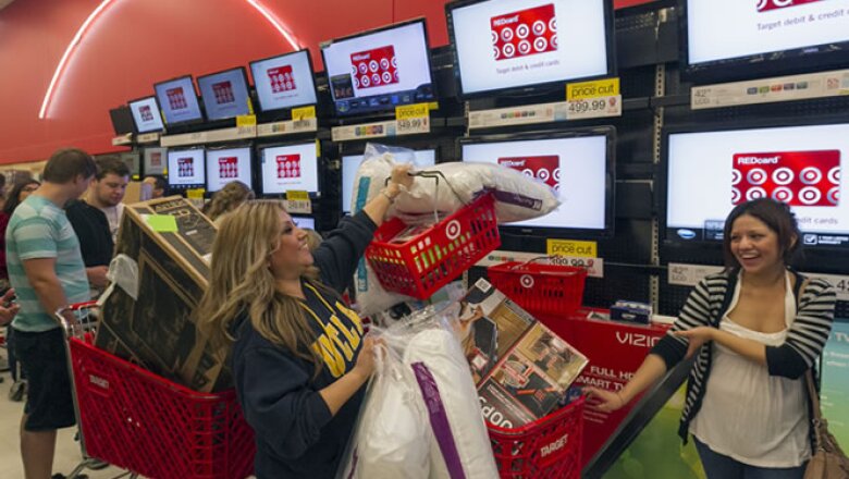 Tiendas como Walmart,Target Corp y Toys R Us adelantaron sus aperturas a la noche del jueves, provocando que algunos estadounidenses dejaron de lado la cena del Día de Acción de Gracias para ir a comprar.