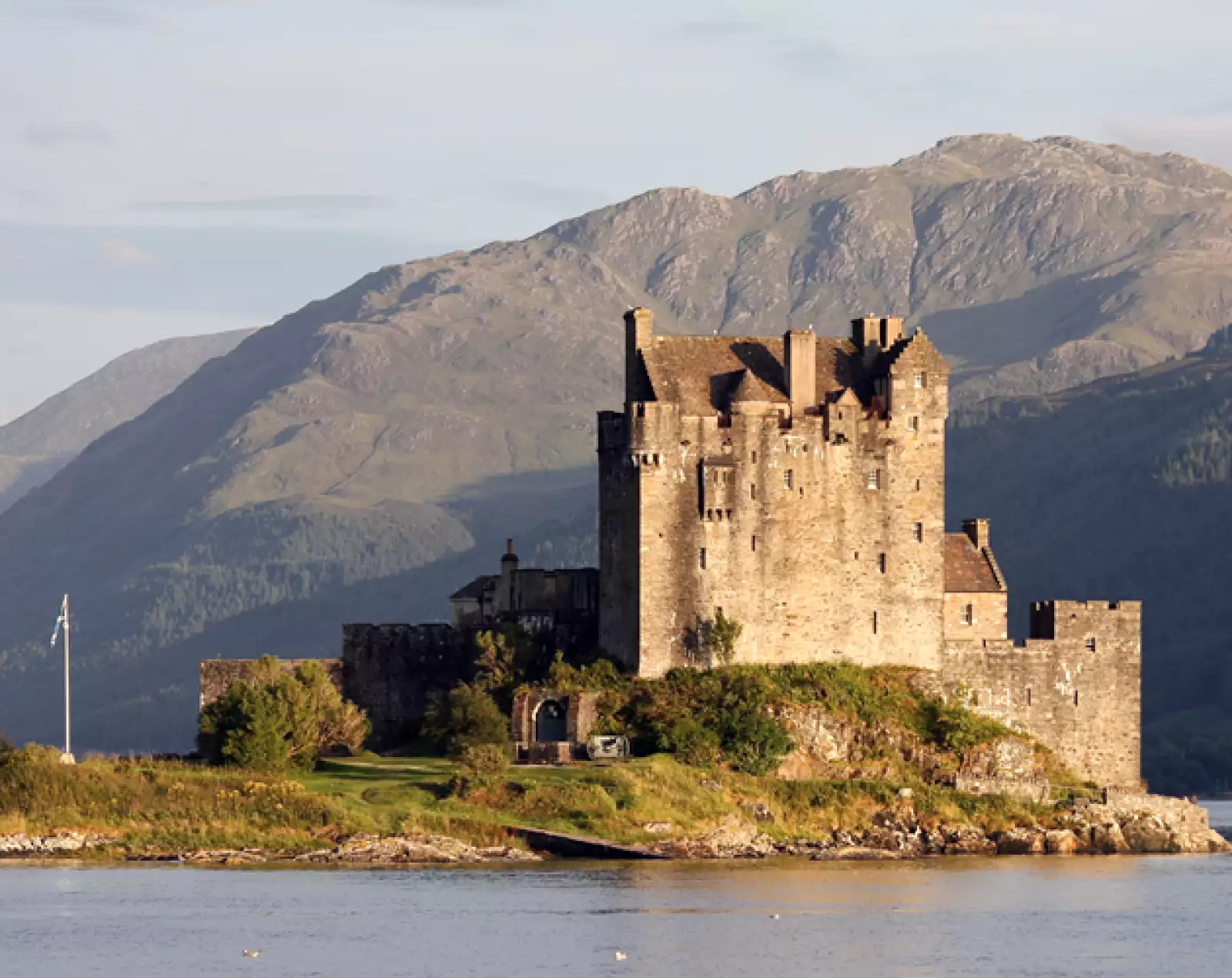 Otra belleza de Escocia. El castello esta rodeado de verde  y se encuentra al borde de un precipicio.