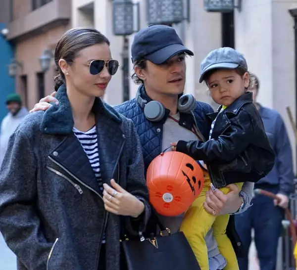 Orlando puso su mano en el hombro de la modelo en un gesto fraternal.