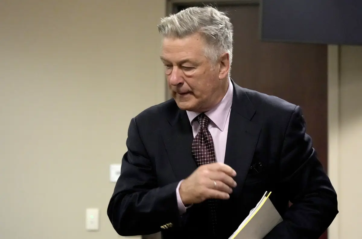 Alec Baldwin violó “reglas fundamentales” de seguridad en el set, afirma Fiscalía