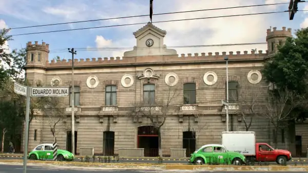 Image de la fachada principal del Palacio de Lecumberri sobre la avenida Eduardo Molina en la Ciudad de México.