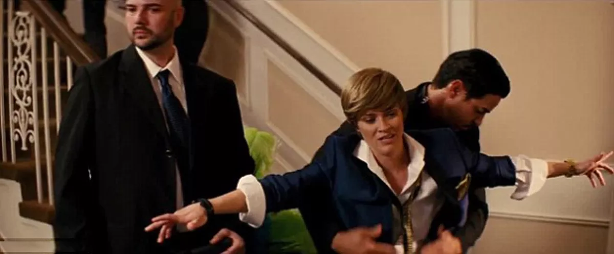 La actriz se disfraza de Justin Bieber para evitar ser reconocida por quienes las persiguen a ella y a Sofía.