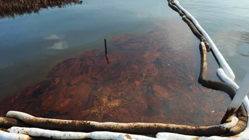 Agua mezclada con petroleo