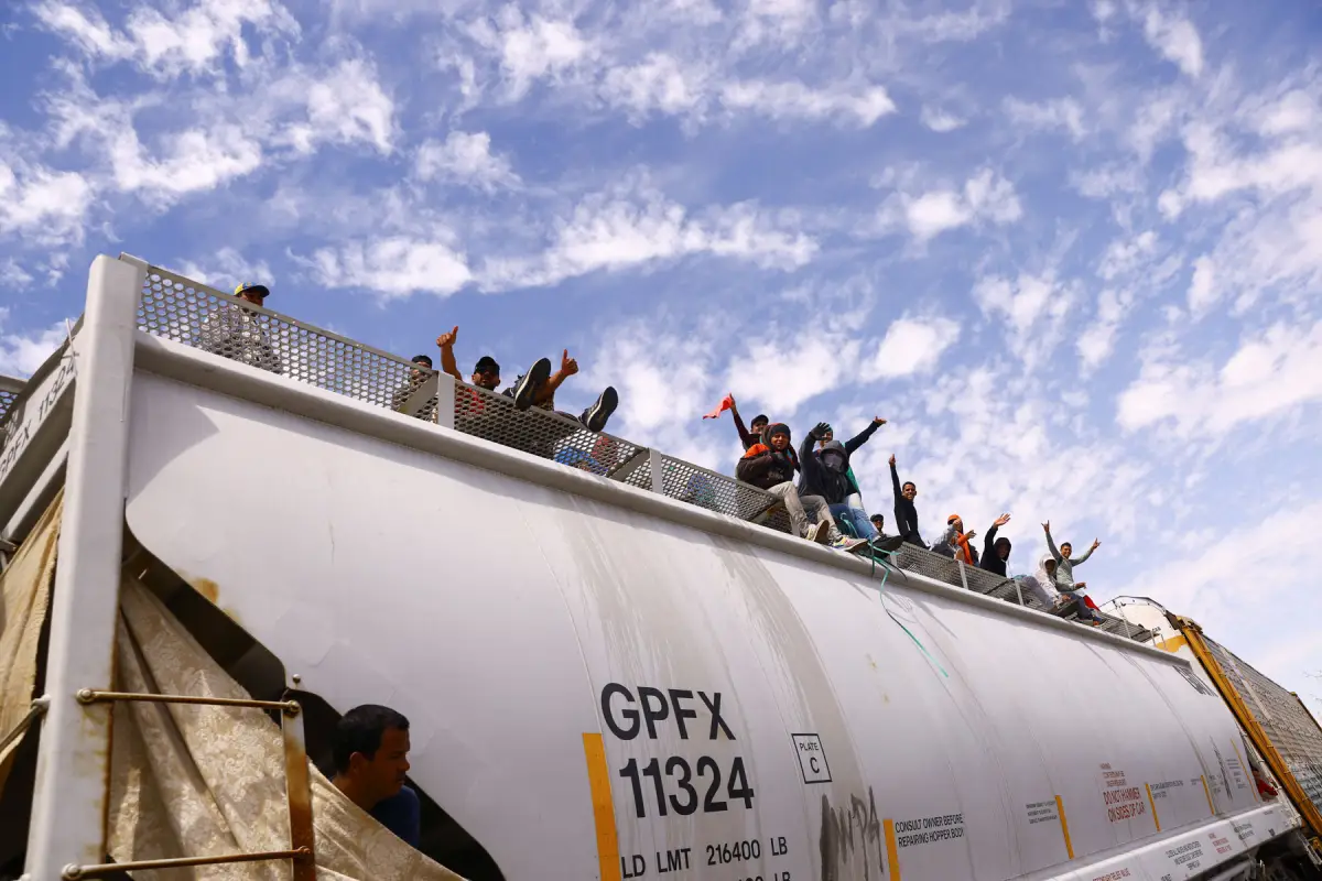 Migrantes suben a trenes para llegar a EU