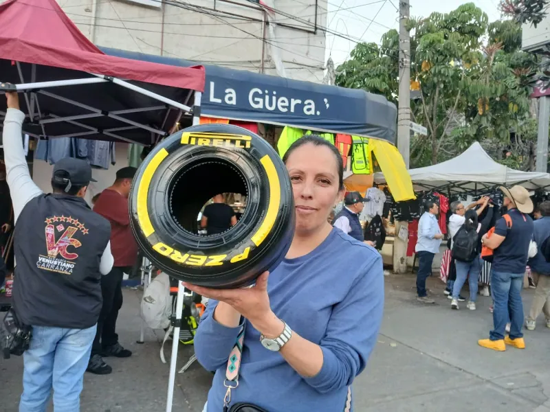 Vendedora de llantas decorativas en la CDMX con motivo de la Fórmula 1.