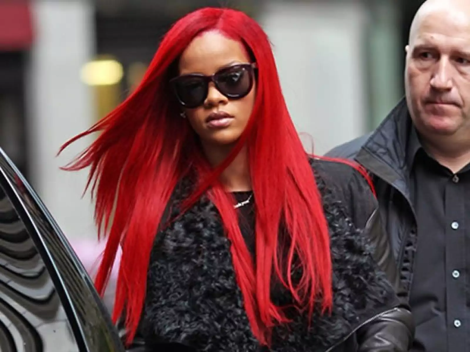Rihanna fue vista hace unos meses con el pelo rojo pero súper cortito, ´boy look´ ahora ya trae una melena roja.