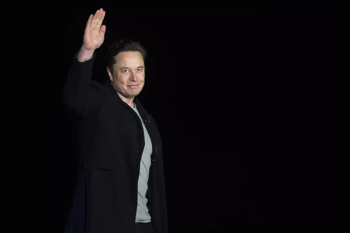Elon Musk saludando. El empresario quiere su propia inteligencia artificial. 