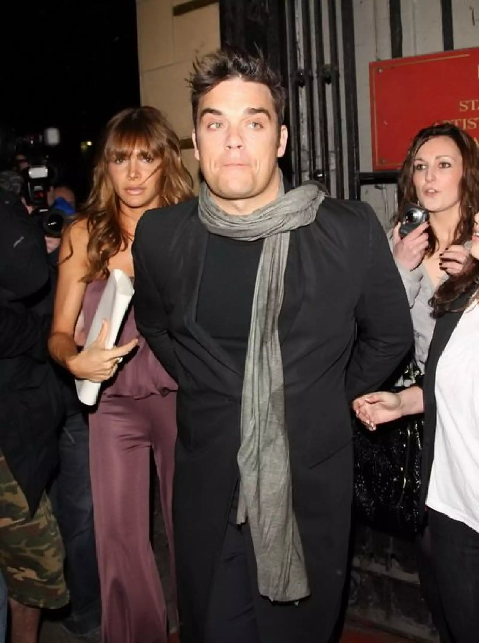 Ayda Fieldy Robbie Williams. Ella es una conductora de televisión turca-norteamericana. Un tanto conocida en Estados Unidos pero no a nivel internacional. Hoy es más mencionada por su noviazgo con el cantante que por ella misma. Recientemente él le propus