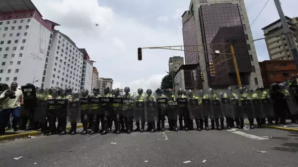Durante las marchas en cinco ciudades de Venezuela, elementos de la Policía Nacional Bolivariana y de la Guardia Nacional irrumpieron contra los manifestantes.