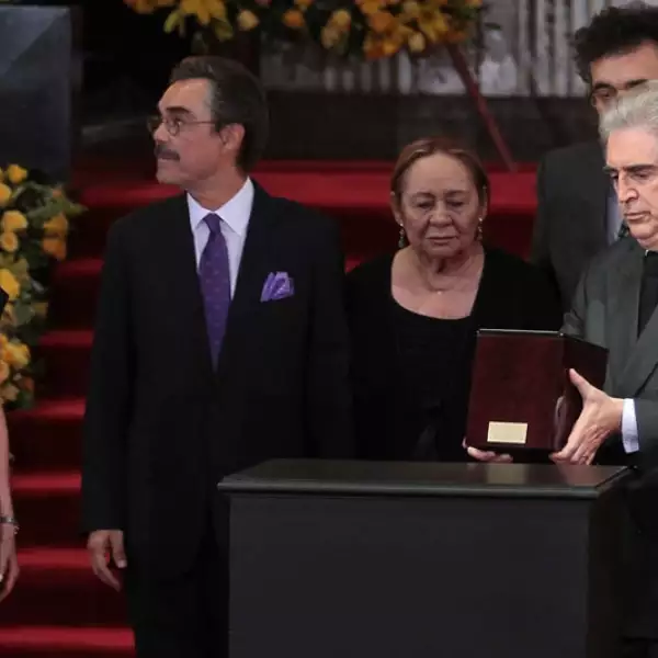 En medio de aplausos fueron recibidas las cenizas del escritor Gabriel García Márquez a su llegada al Palacio de Bellas Artes