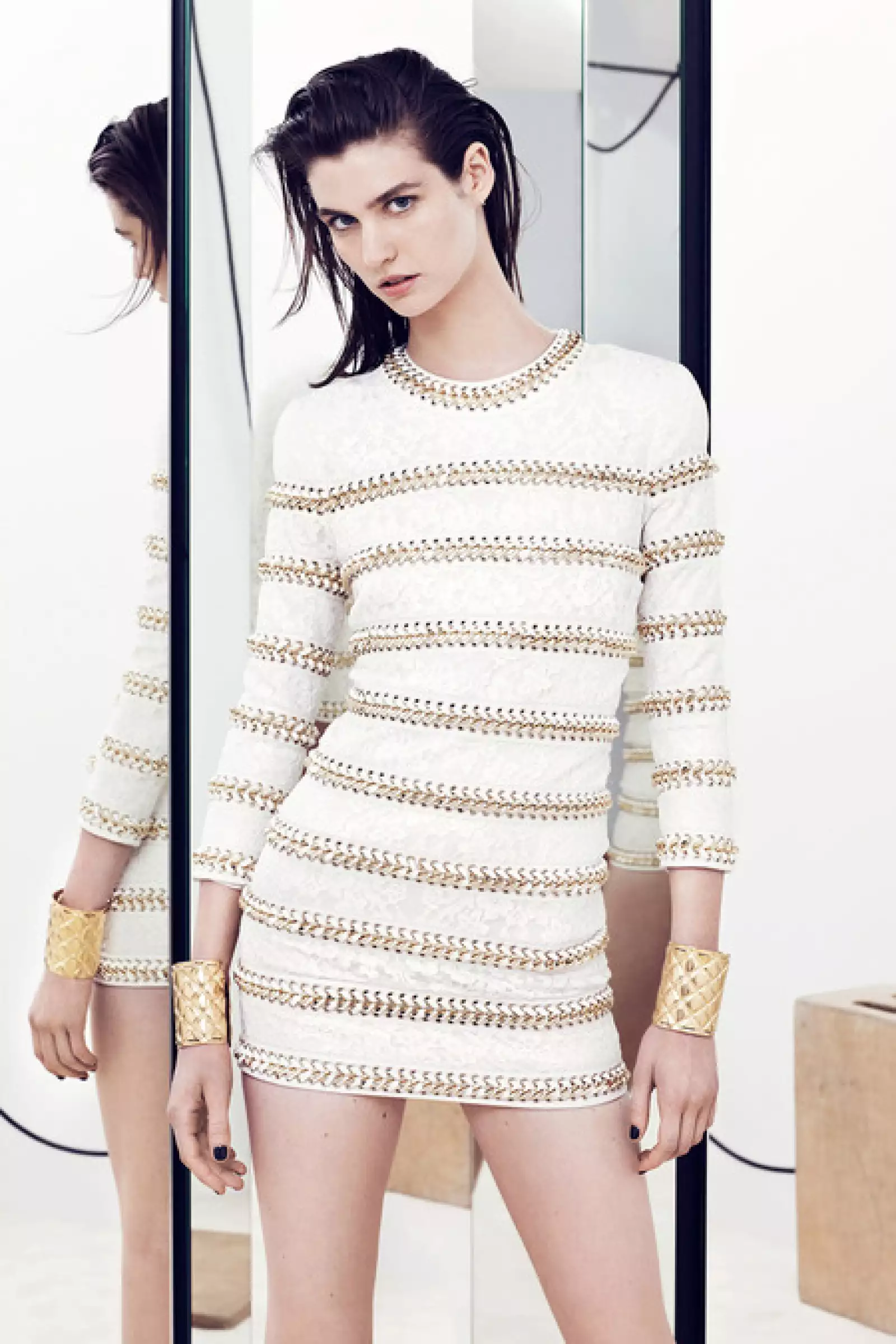 Balmain apuesta por rayas con aplicaciones metálicas en formas entrelzadas.