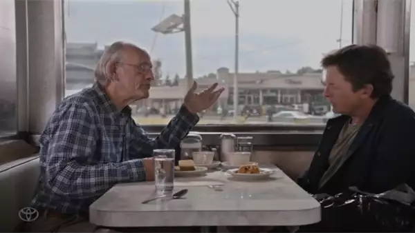 En un comercial, Michael J. Fox y Christopher Lloyd se reunieron para conocer una nueva tecnología que puede convertir la basura en combustible, tal como aparece en "Volver al Futuro".