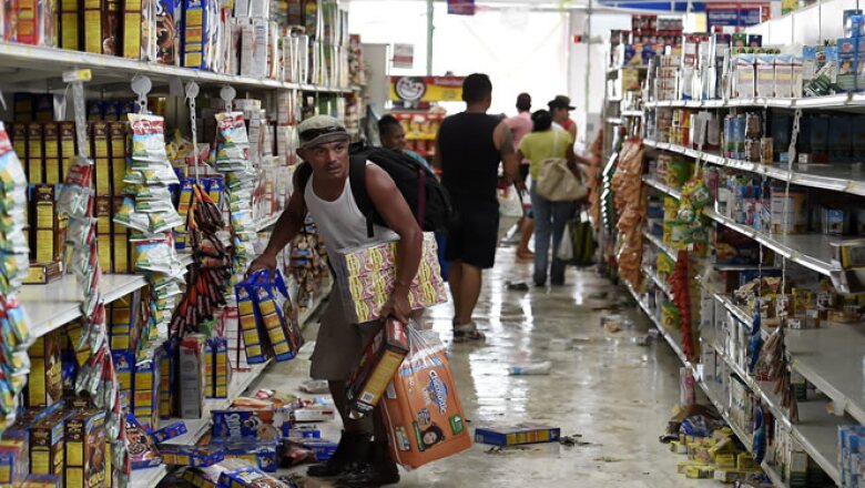 El huracán tocó tierra el domingo causando daños a casas, hoteles y negocios, estos últimos han registrado actos de rapiña.