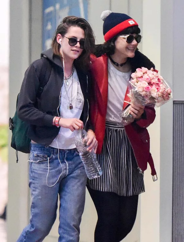 La cantante SoKo fue captada llevándole flores a Kristen Stewart, lo que aviva aún más los rumores de una relación entre ambas.