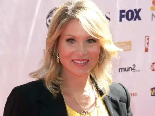 Christina Applegate, quien es una sobreviviente de esta enfermedad, creó la fundación ?The Right Action for Women? para ayudar a las mujeres de escasos recursos a realizarse los exámenes médicos necesarios para detectar a tiempo el cáncer de mama.