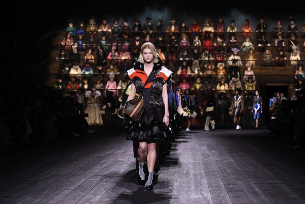Louis Vuitton : Runway - Paris Fashion Week Womenswear Fall/Winter 2020/2021