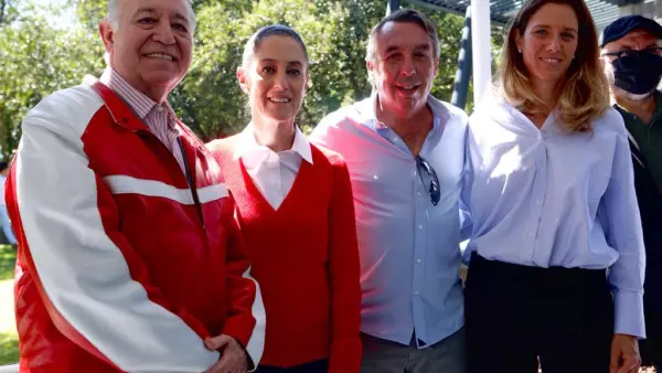 Sheinbaum juega futbol.jpeg