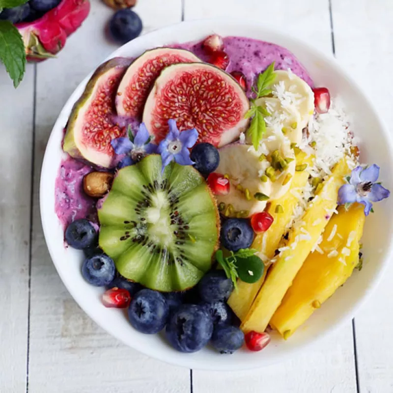 Te presentamos un desayuno saludable, con increíbles beneficios y extremadamente delicioso. Lleno de colores, sabores y texturas, este smoothie te hará feliz.