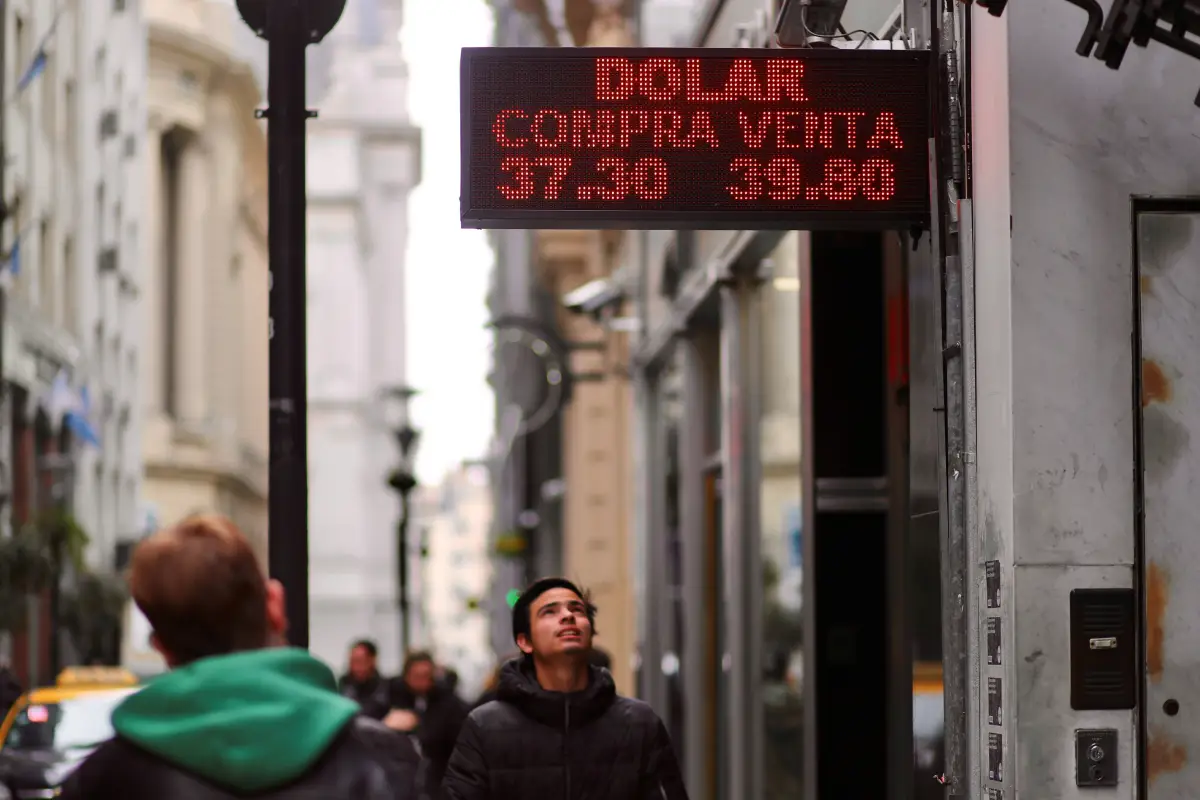 180831 argentina peso reu.jpg
