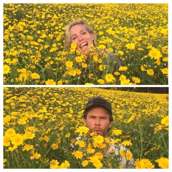La pareja se tomó fotos en una espectacular pradera repleta de flores amarillas.