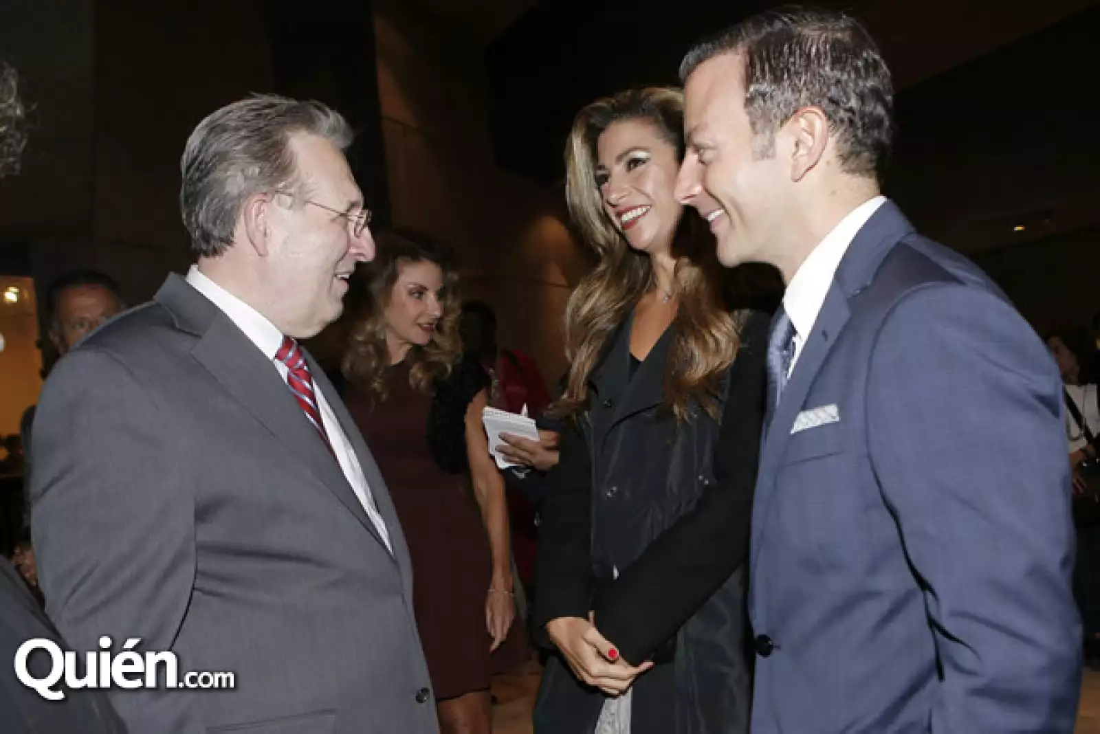 El embajador Earl Anthony Wayne con Aline Cohen y David Cohen.