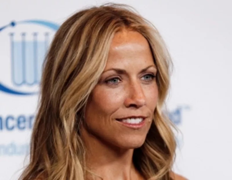 La cantante reveló que tiene un tumor cerebral, aunque su representante aclaró que no es nada de qué alarmarse.