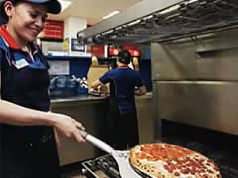 La cadena de pizzerías se enfrenta a la recesión en EU. (Foto: Archivo)
