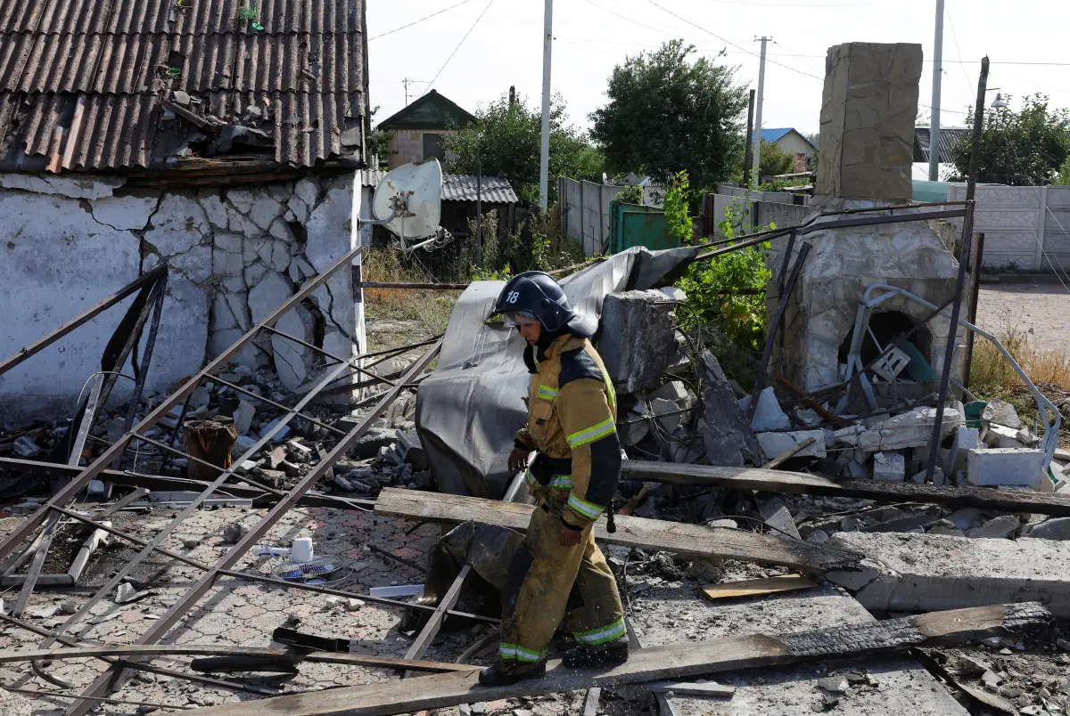 Un bombero trabaja en el patio de una casa destruida después del bombardeo, que las autoridades locales instaladas por Rusia llamaron un ataque militar ucraniano, en el transcurso del conflicto entre Rusia y Ucrania en Makiivka (Makeyevka) en la región de Donetsk, Ucrania controlada por Rusia, el 8 de septiembre de 2024.