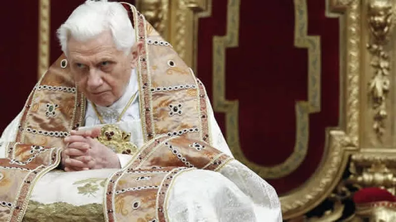 Papa Benedicto XVI rezando