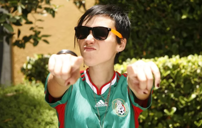 Su gusto por el balónpie nació desde pequeña, le va a los Pumas y ve los partidos de futbol con sus amigos de diversas bandas, como 'Motel', quienes se reúnen en casa de Ro, vocalista de 'Liquits'.