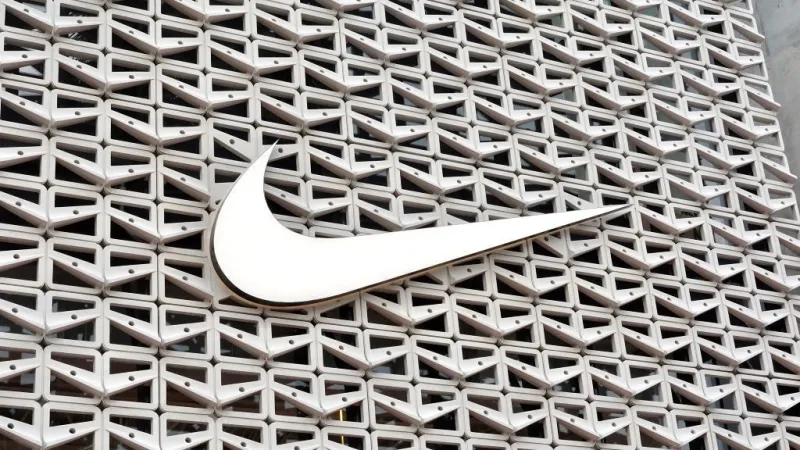 Logo de Nike sobre fachada de un edificio.