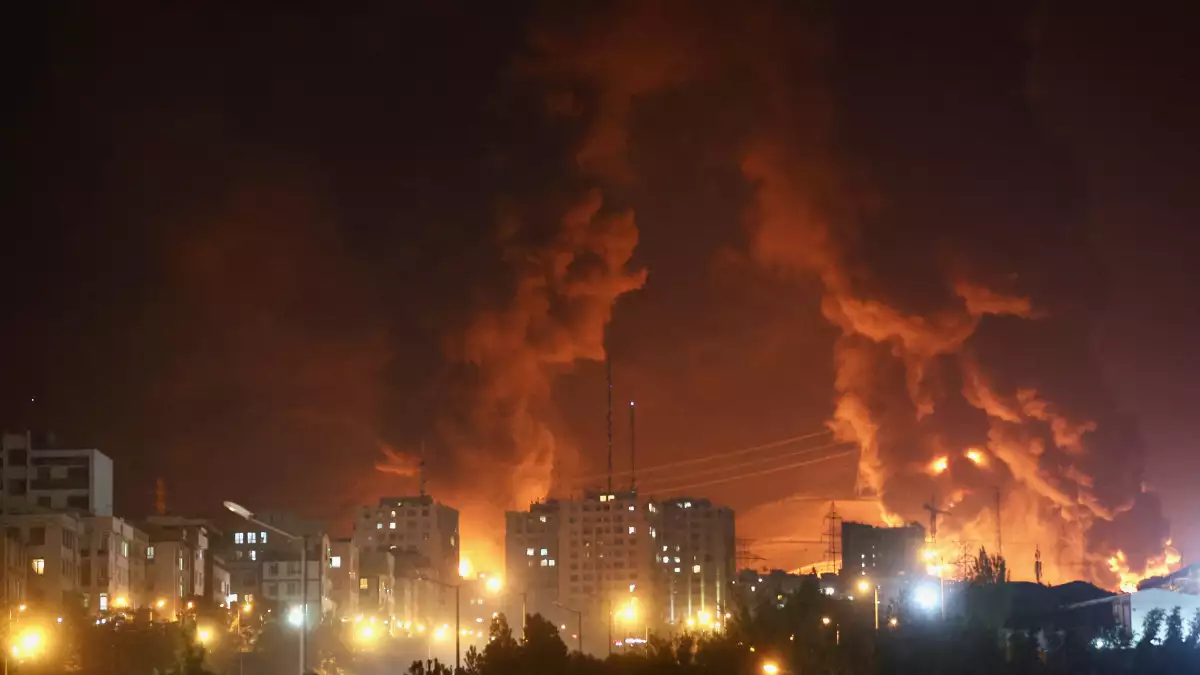 El fuego del ataque israelí contra el depósito de petróleo de Sharan se ve después de los ataques israelíes contra Irán, en Teherán, Irán, el 15 de junio de 2025.
