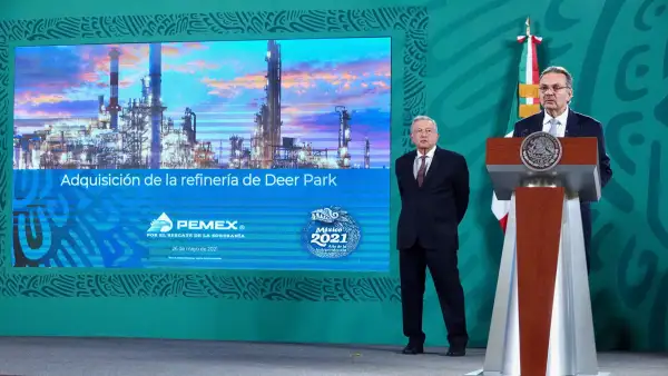 Foto de una conferencia de prensa en la que AMLO habló de la adquisión de la refinería texana Deer Park