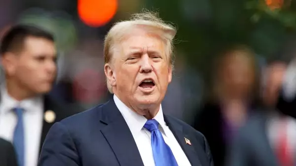 El expresidente estadounidense Donald Trump camina afuera de la Torre Trump después del veredicto en su juicio penal por cargos de falsificación de registros comerciales para ocultar dinero pagado para silenciar a la estrella porno Stormy Daniels en 2016, en la ciudad de Nueva York, Estados Unidos, el 30 de mayo de 2024.