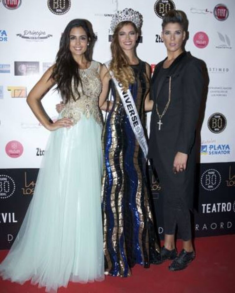 Miss Espana Entrega La Corona Acompanada De Su Novia