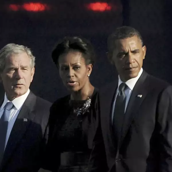 "Dios es nuestro amparo y fortaleza", dijo el presidente Barack Obama al leer un pasaje bíblico. El mandatario y su antecesor, George W. Bush, encabezaron la ceremonia en NY por el décimo aniversario de los ataques.
