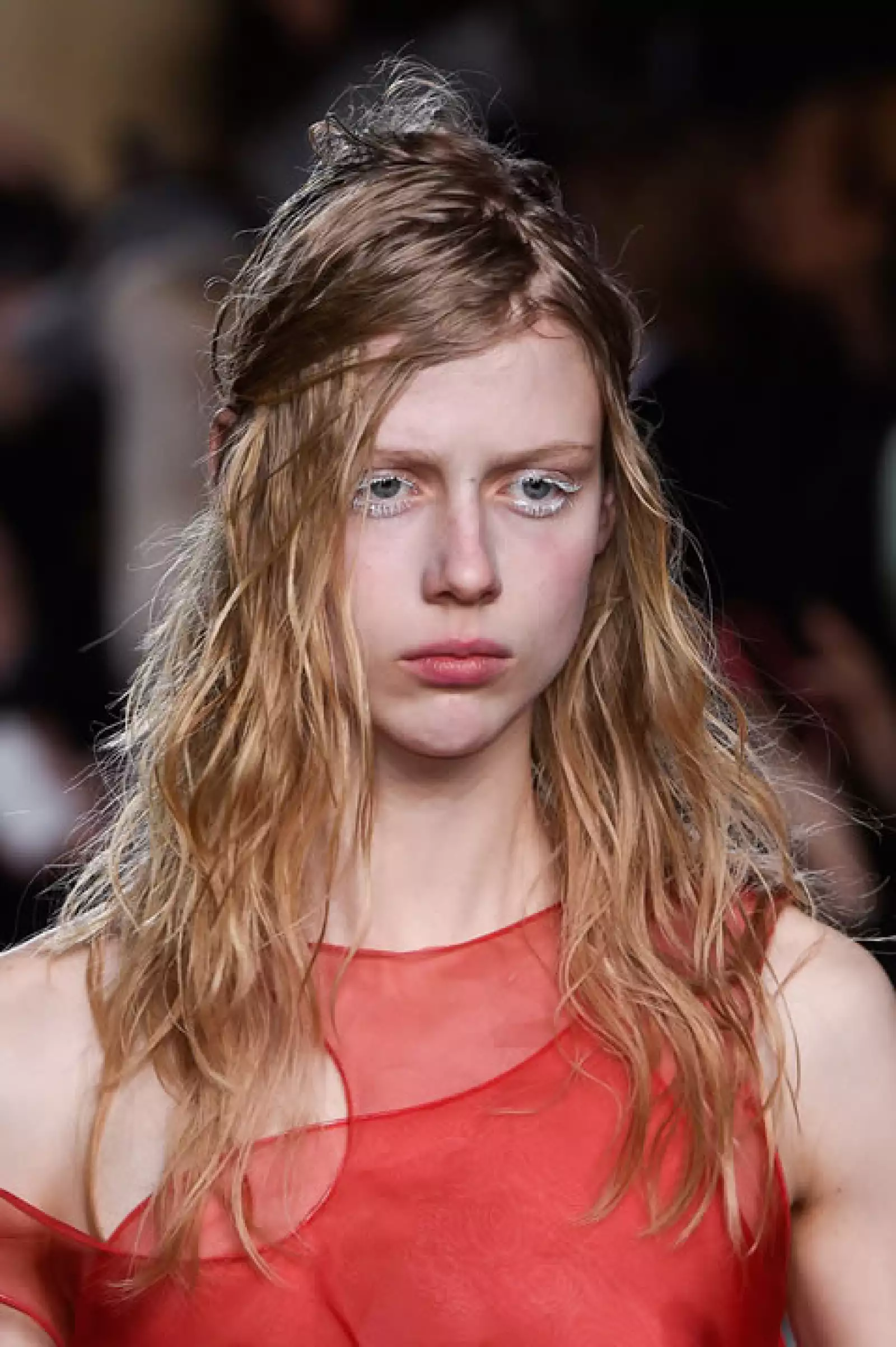 El maquillaje de Marques´Almeida fue sencillo pero original. La cara iba completamente nude, pero los ojos llevaban rímel blanco en las pestañas de arriba y de abajo.