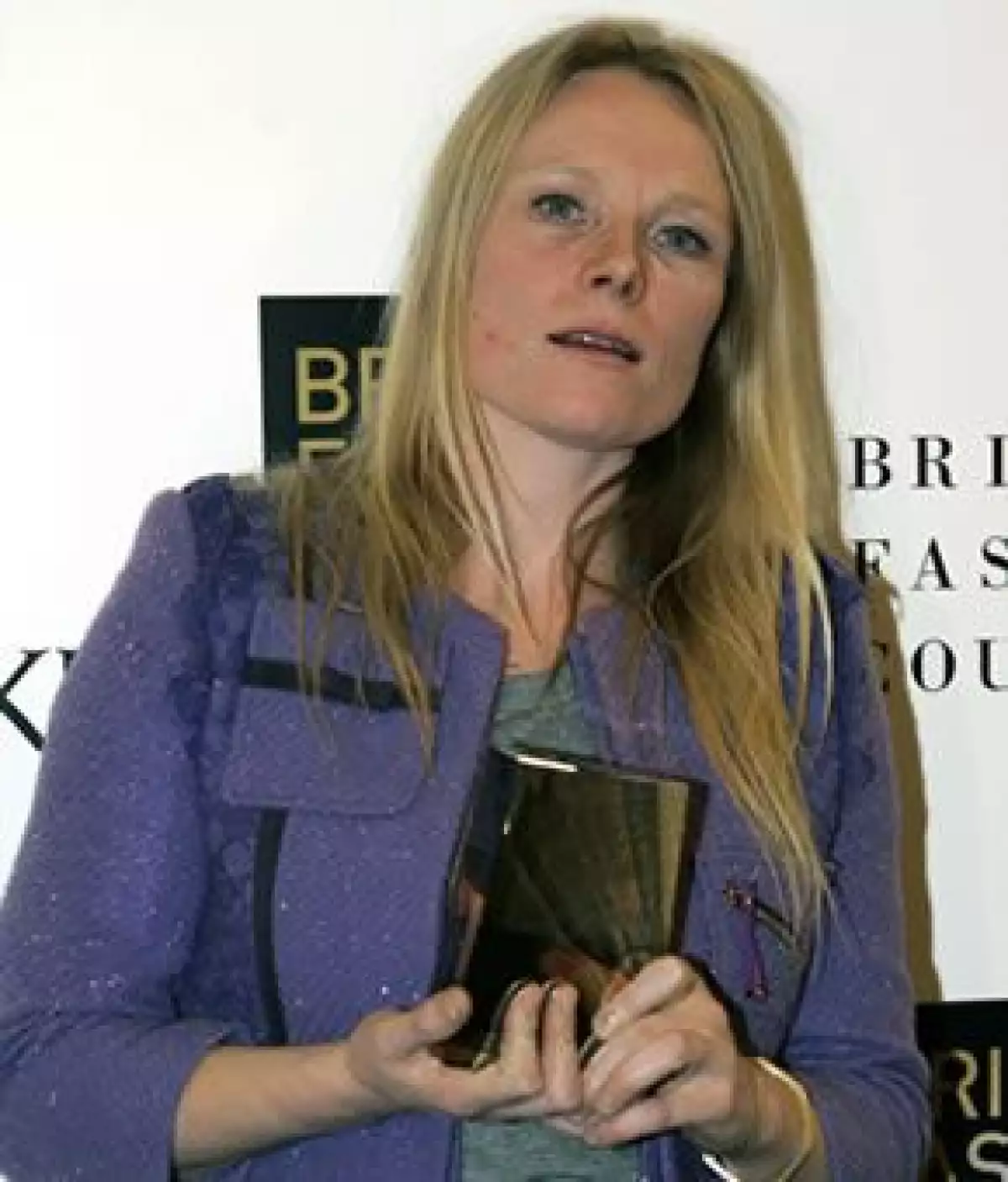 La diseñadora londinense se corona como Diseñadora del Año en los British Fashion Council Awards.