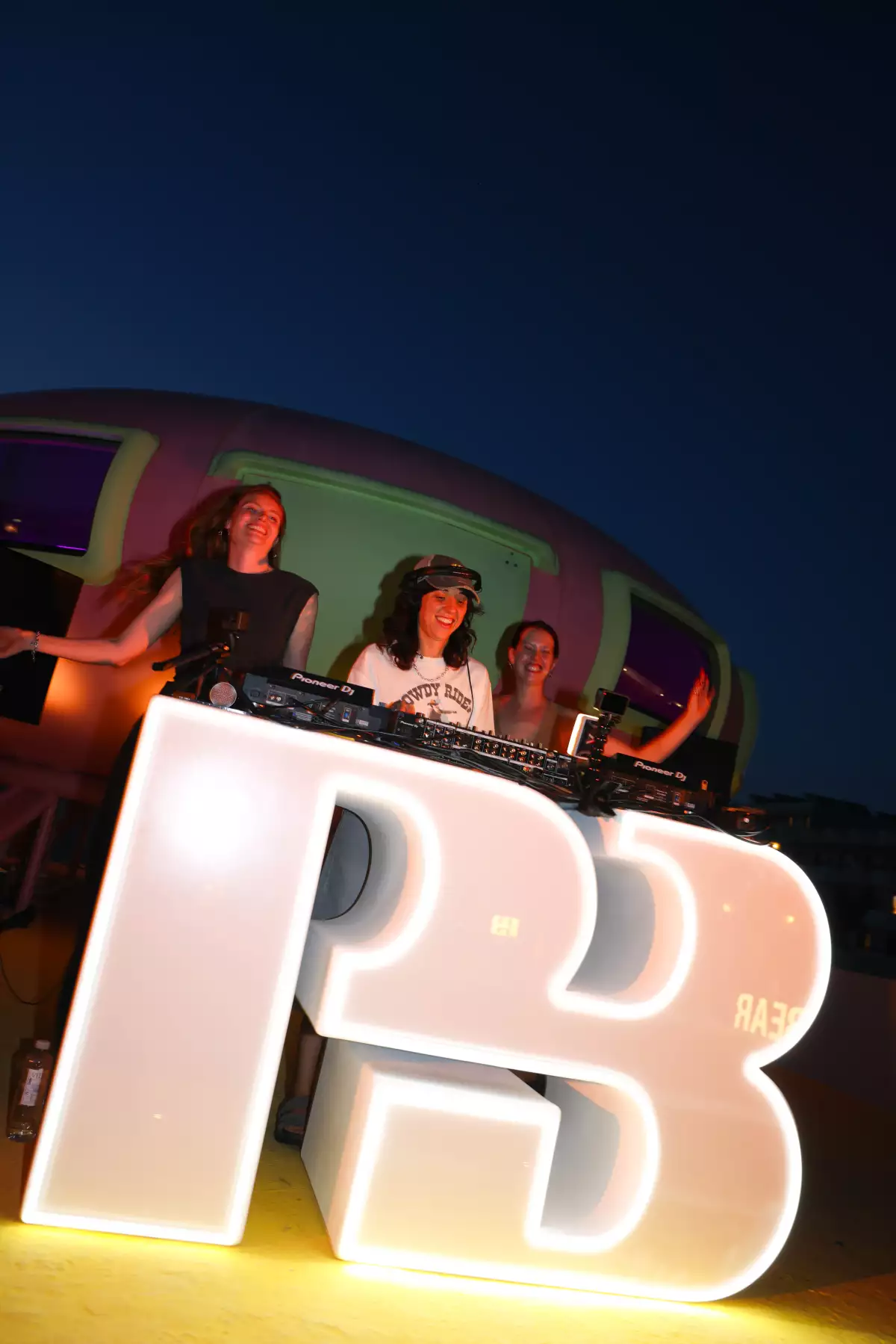 Pull&Bear desembarca en Ibiza con su proyecto 'Not Just a DJ' y una pop up store