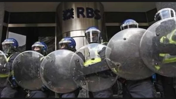 Policías y agentes especiales están resguardando los edificios de bancos y agrupaciones que pueden ser un blanco para el vandalismo.