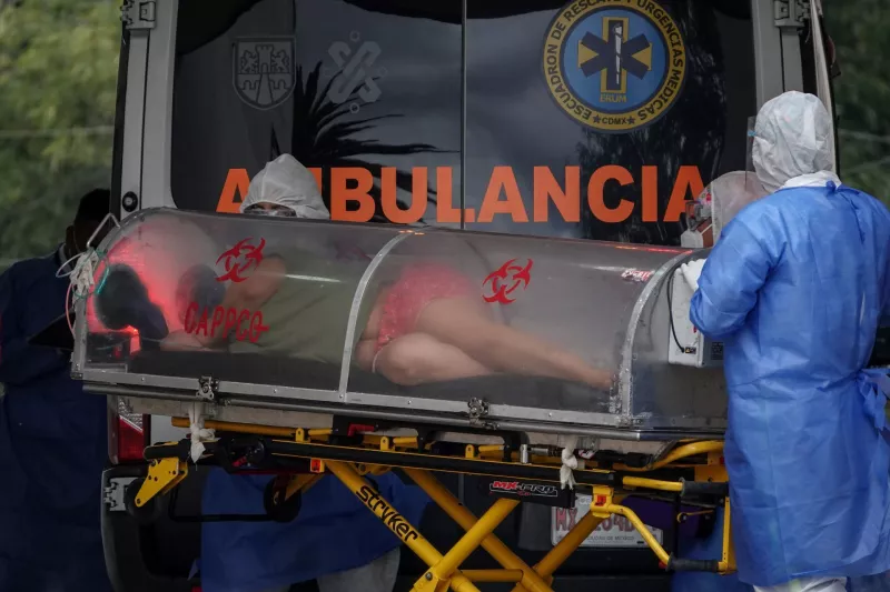 Una mujer es ingresada al área de urgencias covid-19 del Hospital Venados, en Benito Juárez.