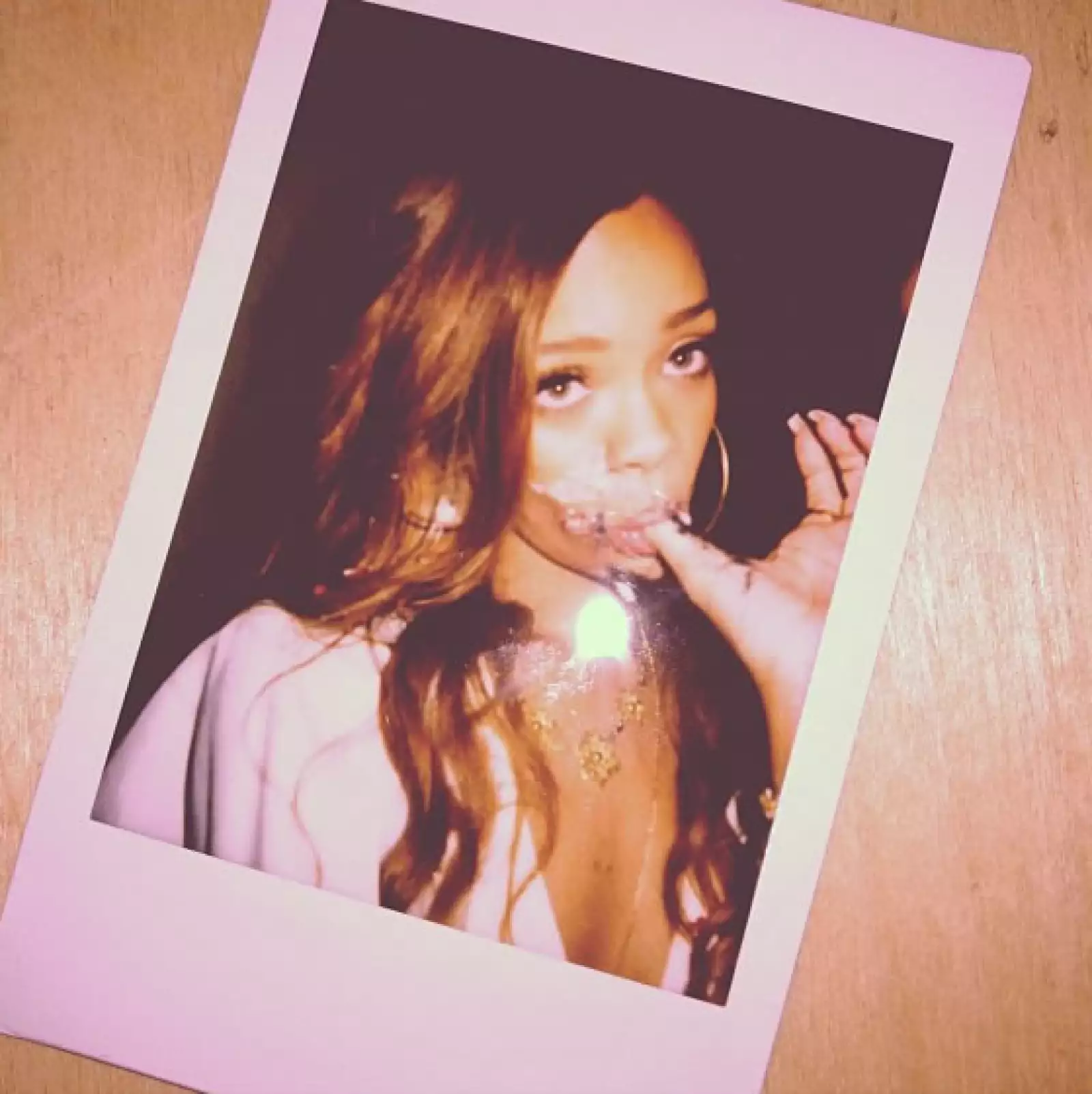 El 20 de febrero, cumpleaños de Riri, la intérprete no dejó de subir fotos. Aquí comiendo pastel, ¡provecho!