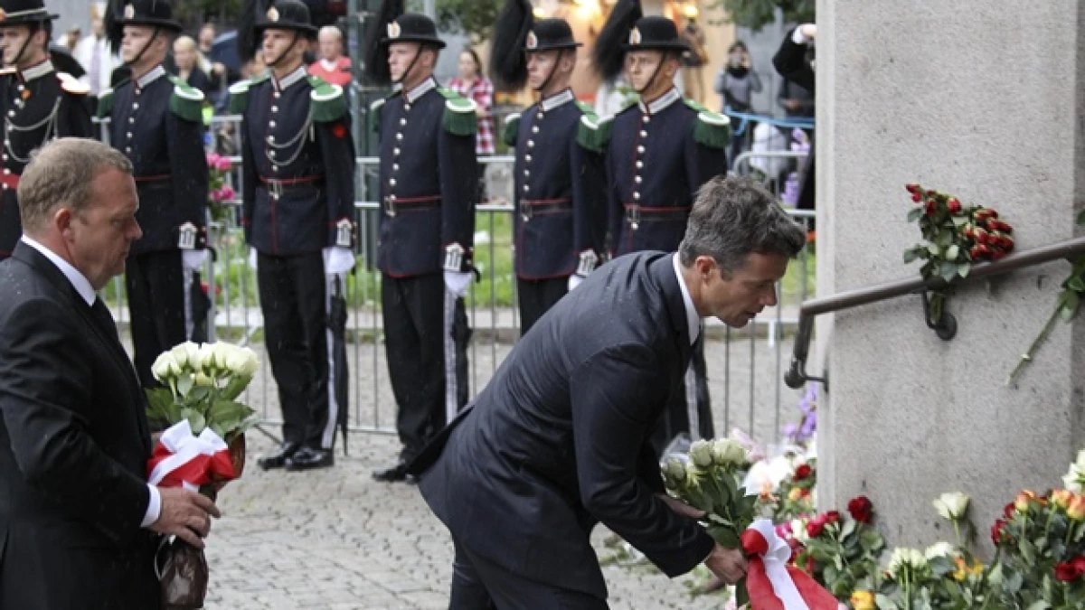primer ministro y principe de noruega colocan una ofrenda