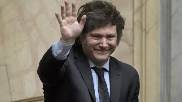 El presidente electo de Argentina, Javier Milei, saluda durante una sesión en el Congreso Argentino en Buenos Aires el 29 de noviembre de 2023, donde es declarado oficialmente el ganador de la segunda vuelta electoral.