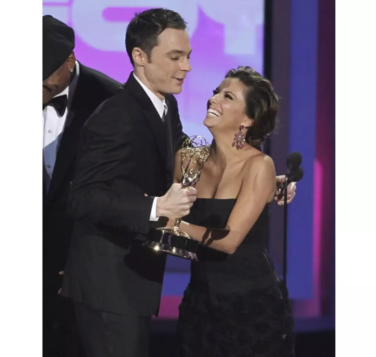 Eva Longoria entregó el premio a Jim Parson por Mejor Actor por su papel en The Big Bang Theory.