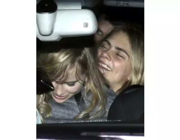 Rumbo al hotel, Cara y Suki también estuvieron juntas en el automóvil.
